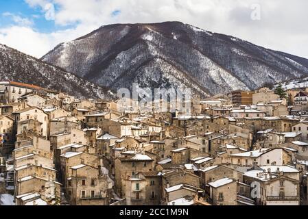 La vista del vecchio villaggio di Scanno in Abruzzo, Italia Foto Stock