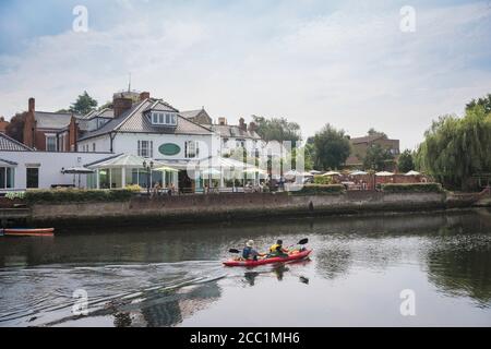 Coppia di età media, vista posteriore di una coppia matura in canoa che si affaccia sulla terrazza di un hotel sul fiume a Suffolk, Inghilterra, Regno Unito Foto Stock