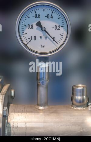misurazione della pressione con un manometro Foto Stock