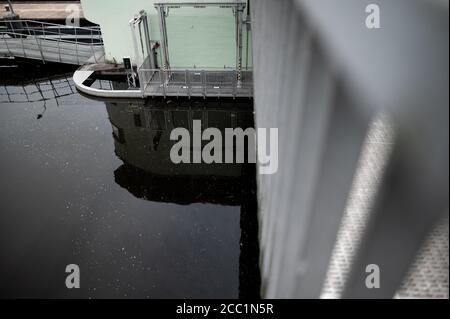 Essen, Germania. 17 agosto 2020. L'ingresso all'ascensore di pesca può essere visto presso i lavori d'acqua. La messa in servizio ufficiale del primo sistema di sollevamento del pesce nella Renania settentrionale-Vestfalia si svolgerà presso la centrale idroelettrica sul lago Baldeney di Essen. Il doppio ascensore è destinato a consentire ai pesci di salire senza ostacoli sul fiume. Credit: Fabian Strauch/dpa/Alamy Live News Foto Stock