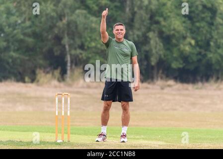 Steve Tilson, ex manager del Southend United Football Club, in occasione di una partita di cricket di beneficenza a Southchurch Park, Southend on Sea, Essex, Regno Unito Foto Stock