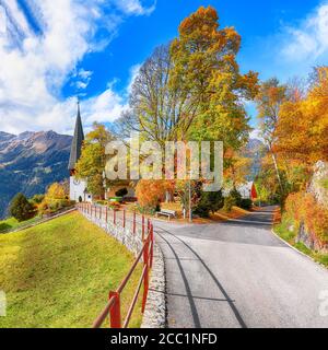 Vista mozzafiato sull'autunno del pittoresco villaggio alpino di Wengen. Soleggiata scena mattutina delle Alpi svizzere. Ubicazione: Wengen Village, Berner Oberland, SvizzeraaLe Foto Stock