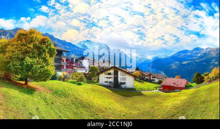 Vista mozzafiato sull'autunno del pittoresco villaggio alpino di Wengen. Soleggiata scena mattutina delle Alpi svizzere. Ubicazione: Wengen Village, Berner Oberland, SvizzeraaLe Foto Stock