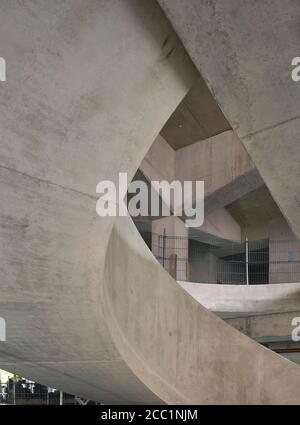 Vista su scala a spirale in calcestruzzo fino alla colonna ad albero. The Marshall Building LSE, Londra, Regno Unito. Architetto: Grafton Architects, 2021. Foto Stock