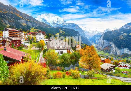 Splendida vista autunnale del pittoresco villaggio alpino di Wengen con il monte Jungfrau e la valle di Lauterbrunnen sullo sfondo. Ubicazione: Villaggio di Wengen, Ber Foto Stock