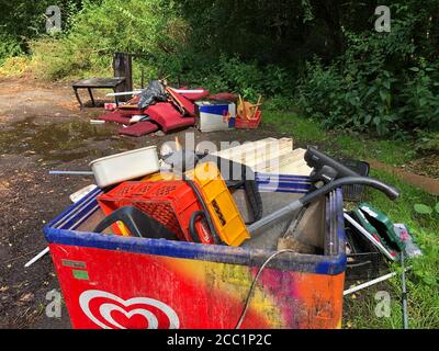 Sudafrica. 26 luglio 2020. I rifiuti smaltiti illegalmente vengono conservati in un parcheggio a Rader Wald, nel quartiere di Stormarn, appena fuori Amburgo. Credit: Hans-Jürgen Ehlers/dpa/Alamy Live News Foto Stock