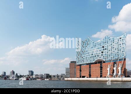 2020-08-16 Amburgo, Germania: Paesaggio urbano con il fiume Elba, lungomare e sala concerti Elbphilharmonie contro il bellissimo cielo blu estivo Foto Stock