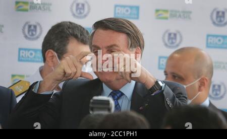 Rio de Janeiro, Brasile 16 agosto 2020 il presidente brasiliano Jair Bolsonaro gesti ai seguaci durante una cerimonia. Foto Stock