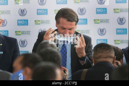 Rio de Janeiro, Brasile 16 agosto 2020 il presidente brasiliano Jair Bolsonaro indossa una maschera durante una cerimonia. Foto Stock