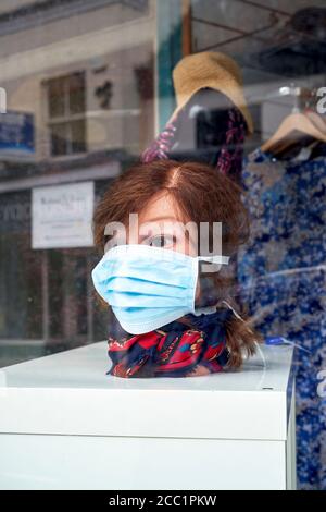 Testa fittizia che indossa una maschera durante la pandemia di Coronavirus Covid-19 emergenza Foto Stock