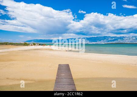 Laguna di sabbia vicino alla città di Nin in Dalmazia, Croazia. La costa adriatica e il cielo blu con le nuvole. Velebit montagna sullo sfondo. Foto Stock