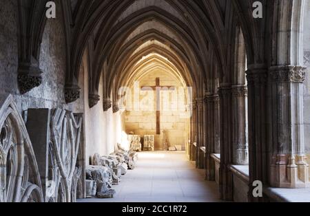 Simbolo religioso del cristianesimo; una croce illuminata nel chiostro della Cattedrale di San Gatien (Cattedrale di San gatien, Tours, Valle della Loira, Francia Europa Foto Stock