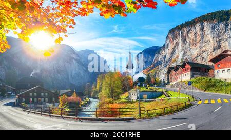 Affascinante vista autunnale della valle di Lauterbrunnen con la splendida cascata di Staubbach e le Alpi svizzere sullo sfondo. Ubicazione: Lauterbrunnen villaggio, Foto Stock