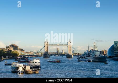 Regno Unito, Londra,Vista Torre del Ponte sul Fiume Tamigi Foto Stock