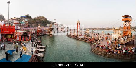 India, Uttarakhand, persone a Har Ki Pauri Ghat sul Fiume Gange Foto Stock