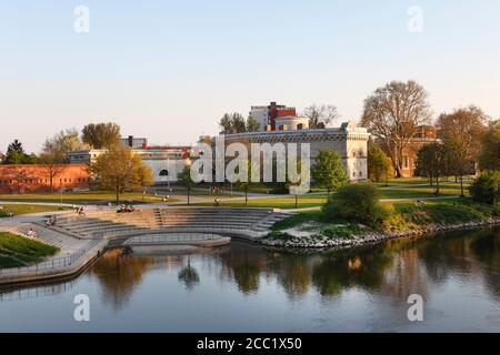 In Germania, in Baviera, Baviera, Ingolstadt, Reduit Tilly, vista del museo dell'esercito con il fiume Danubio in primo piano Foto Stock