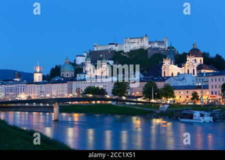 Austria, Salisburgo, vista della chiesa Collegiata e il castello di Hohensalzburg al fiume Salzach Foto Stock