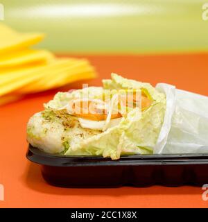 Hamburger di pesce con insalata, close-up Foto Stock