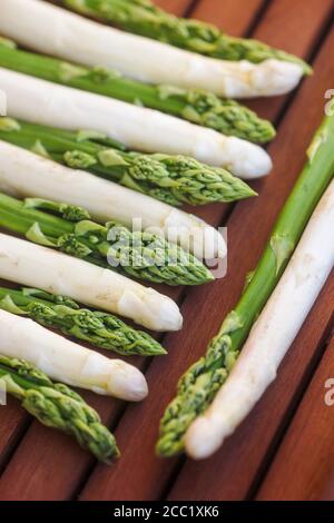 In Germania, in Sassonia, asparagi verdi sul tavolo di legno, close up Foto Stock