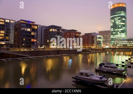 In Germania, di Francoforte sul Meno, Westhafen Tower di notte Foto Stock