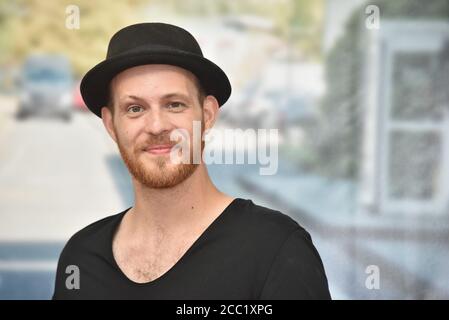 Colonia, Germania. 17 agosto 2020. L'attore Patrick Müller, vincitore del premio per il miglior attore, si pone a un tiro fotografico per la grande elezione della star 'Unter uns', che viene organizzata ogni anno dal fan club ufficiale 'Unter uns'. Credit: Horst Galuschka/dpa/Alamy Live News Foto Stock