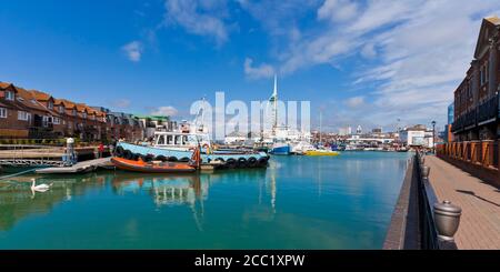 Inghilterra, Hampshire, Portsmouth, vista delle barche nel porto e Spinnaker Tower in background Foto Stock