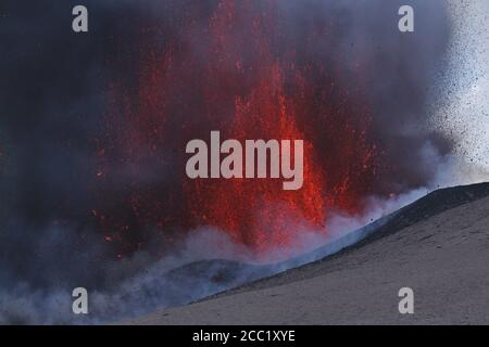 L'Italia, sicilia, vista di eruzione di lava dal Monte Etna Foto Stock