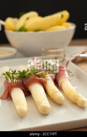 Terrina di patate con asparagi su piastra, close up Foto Stock