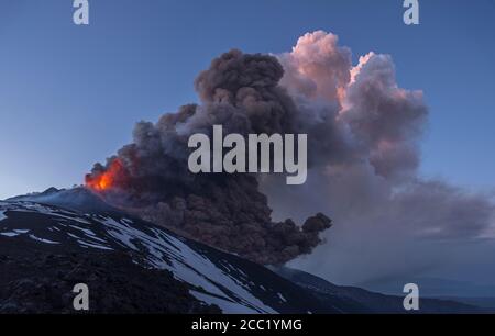 L'Italia, vista di eruzione di lava dal Monte Etna Foto Stock