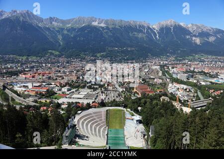 Austria, Tirolo, vista da Ski-jump Stadium e montagne Karwendel Foto Stock