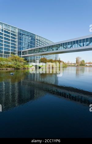 Francia, Alsazia, Strasburgo, vista del Parlamento europeo edificio con l'ill fiume Foto Stock