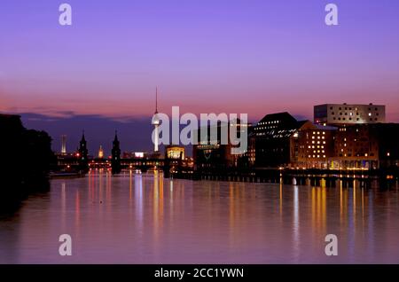 Germania, Berlino, vista dello skyline con il fiume Sprea Foto Stock