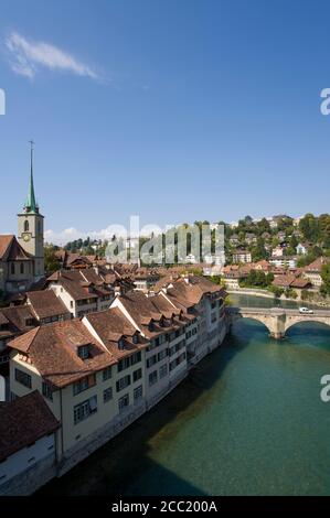 La Svizzera, la città vecchia di Berna, edifici e ponte lungo il fiume Aare Foto Stock