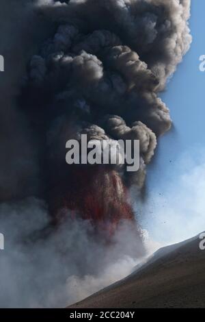 L'Italia, sicilia, vista di eruzione di lava dal Monte Etna Foto Stock