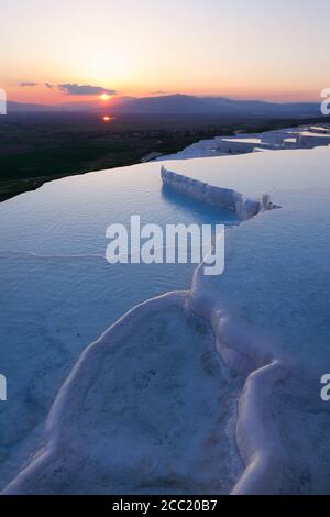 La Turchia, vista delle terrazze di travertino di Pamukkale al tramonto Foto Stock