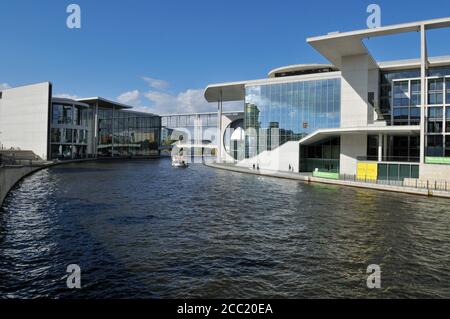 L'Europa, Germania, Berlino, Reichstag, vista di Paul-Loebe-Building, edificio del parlamento e tourboats sul fiume Spree Foto Stock