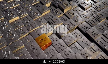 Immagine closeup ad alto angolo di un puzzle fatto di cubi con lettere maiuscole Foto Stock