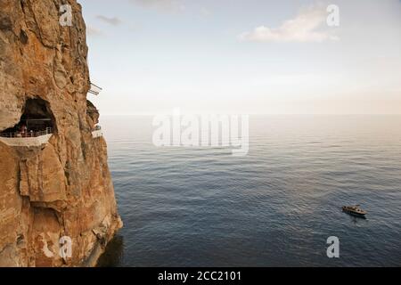 Spagna, Menorca, Cala en Porter, vista della grotta discoteca e bar Cova d'en Xoroi Foto Stock