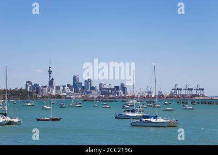 Nuova Zelanda, Auckland, vista sulla città e sul porto di Contenitore morsetti Foto Stock
