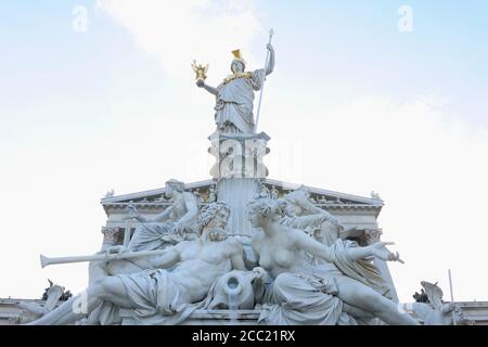 Austria, Vienna, Statua di Pallas Athene nella parte anteriore del palazzo del parlamento Foto Stock