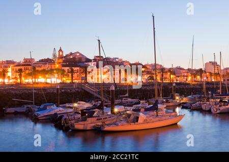 Il Portogallo, Lagos, vista di yachts a vela e città in background Foto Stock