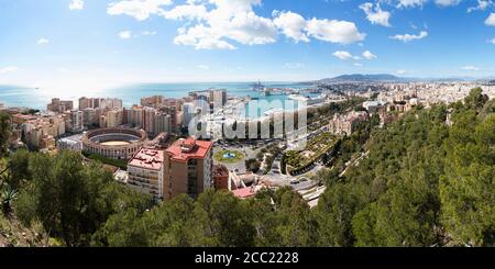 Spagna, Malaga, Vista dal castello di Alcazaba e la Malagueta al porto Foto Stock