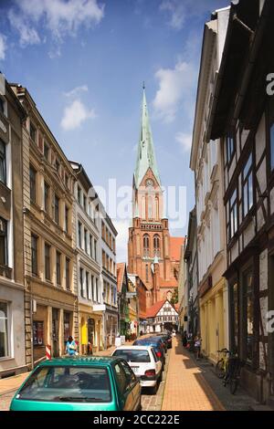 Germania, Mecklenburg-Vorpommern, Schwerin, Città Vecchia, Cattedrale in background Foto Stock