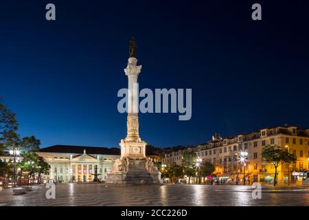 Il Portogallo, Lisbona, Statua del Re Pedro IV e il Teatro Nazionale D Maria II in background Foto Stock