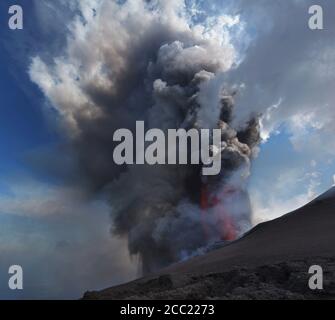 L'Italia, sicilia, vista di eruzione di lava dal Monte Etna Foto Stock