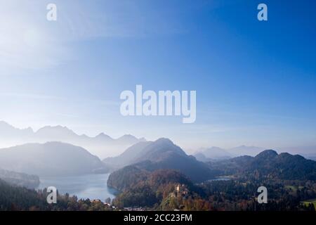 In Germania, in Baviera, Allgaeu, il Castello di Hohenschwangau e Alpsee Foto Stock