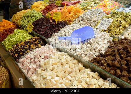 Turchia, Istanbul, delizie tradizionali nel mercato Foto Stock