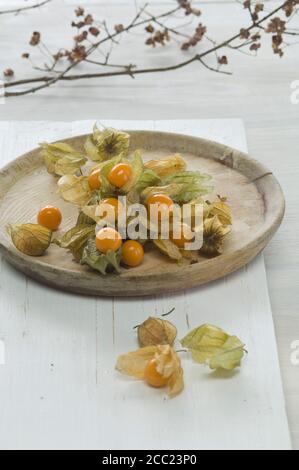 Physalis frutti sul piatto di legno, close up Foto Stock