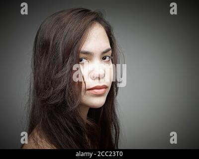 Ritratto di giovane donna, close up Foto Stock