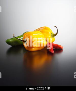 Habaneros chilis e su sfondo colorato, close up Foto Stock